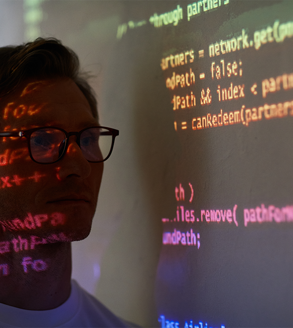 Programmatore scrive codice React Node.js sviluppo applicazioni web moderne